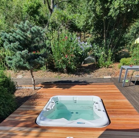 Terrasse en bois exotique autour d'un SPA à Langon