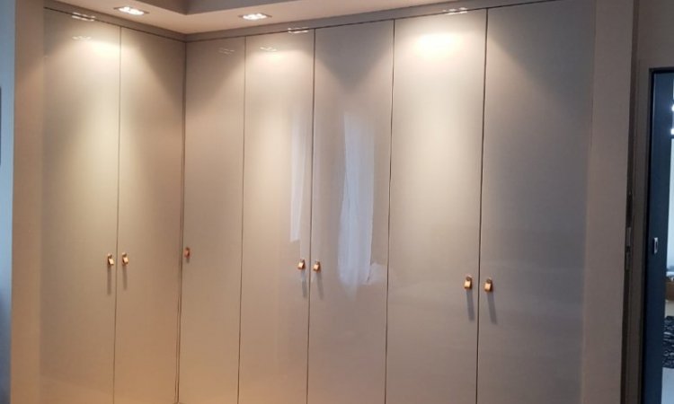 Dressing avec portes battantes laquées